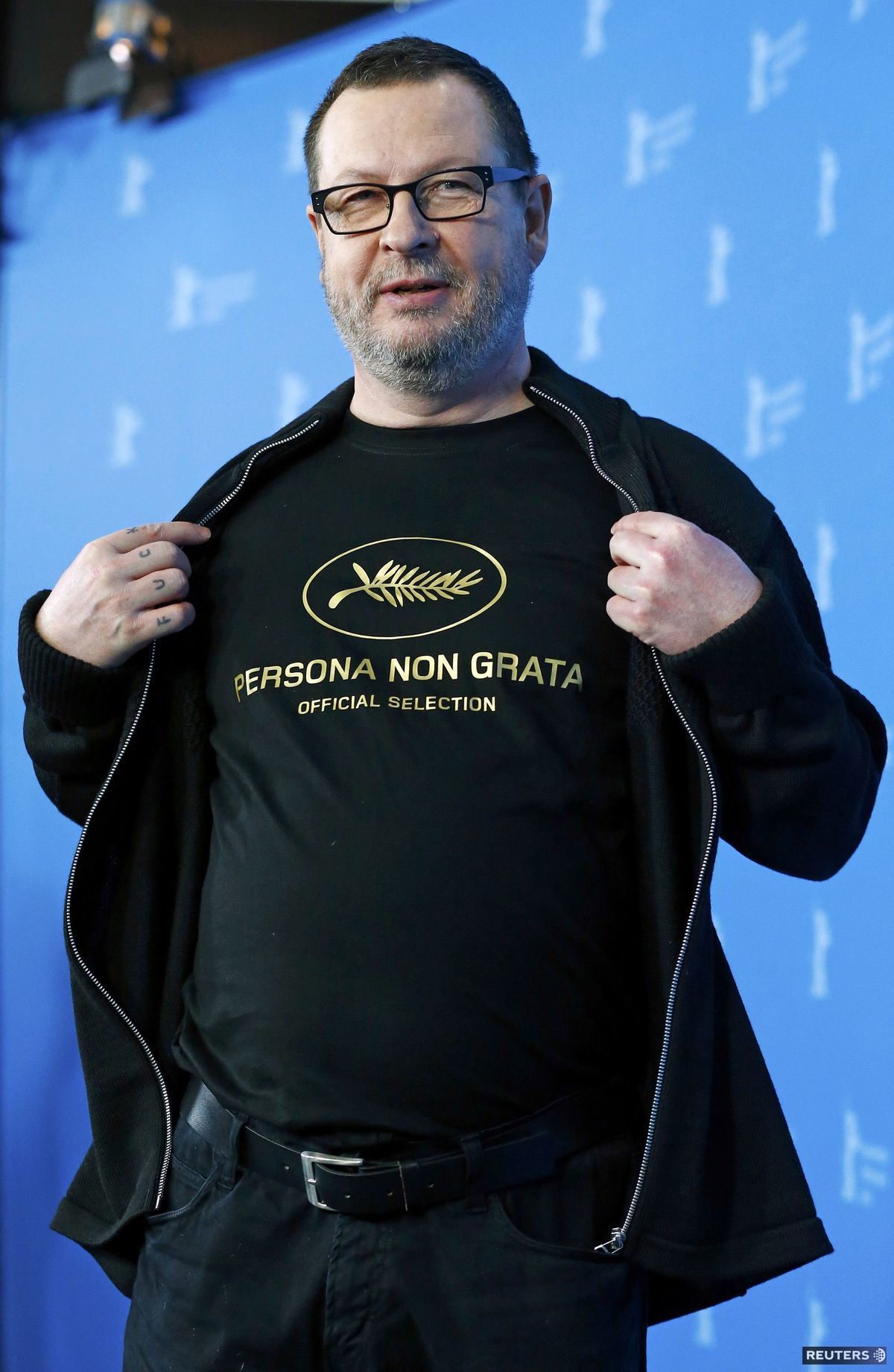 Režisér Lars von Trier si pred objektívy...