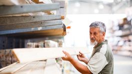 Dôchodok mnohým nestačí, pribúdajú pracujúci penzisti