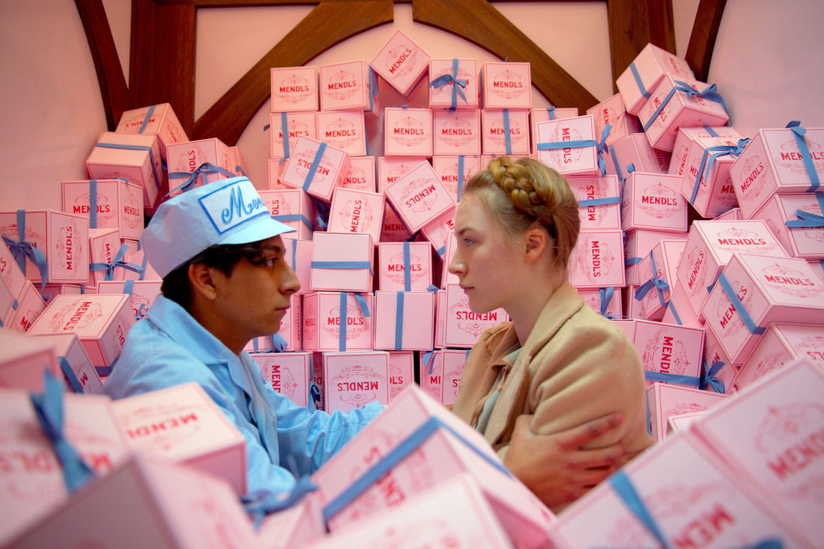 Tony Revolori ako Zero Moustafa a Saoirse Ronan...