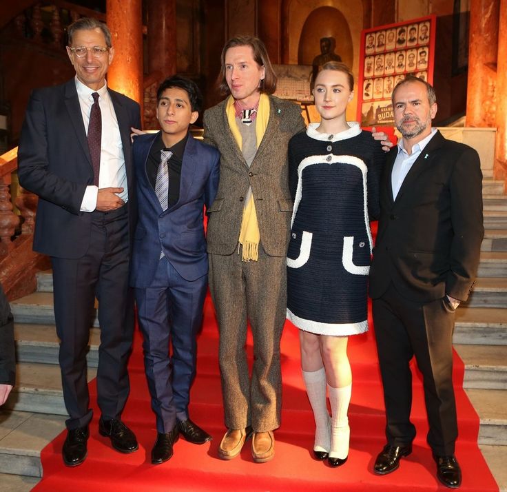 Režisér Wes Anderson (v strede) na pražskej...