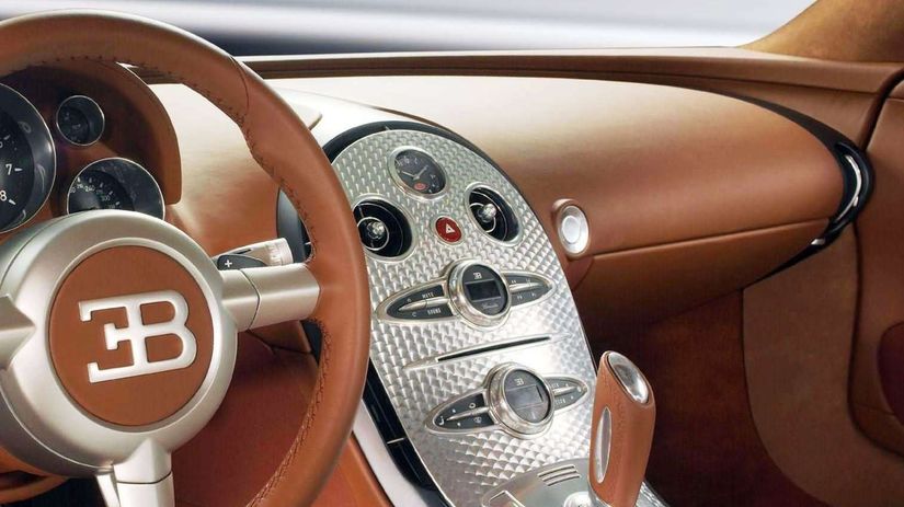 Interiér Veyronu ponúkal na rozdiel od Ferrari,...