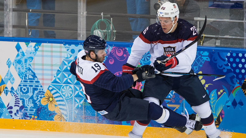 Paul Stastny v súboji s Tomášom Starostom.
