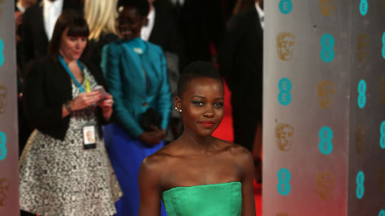 Herečka Lupita Nyong'o v šatách Dior Couture na...