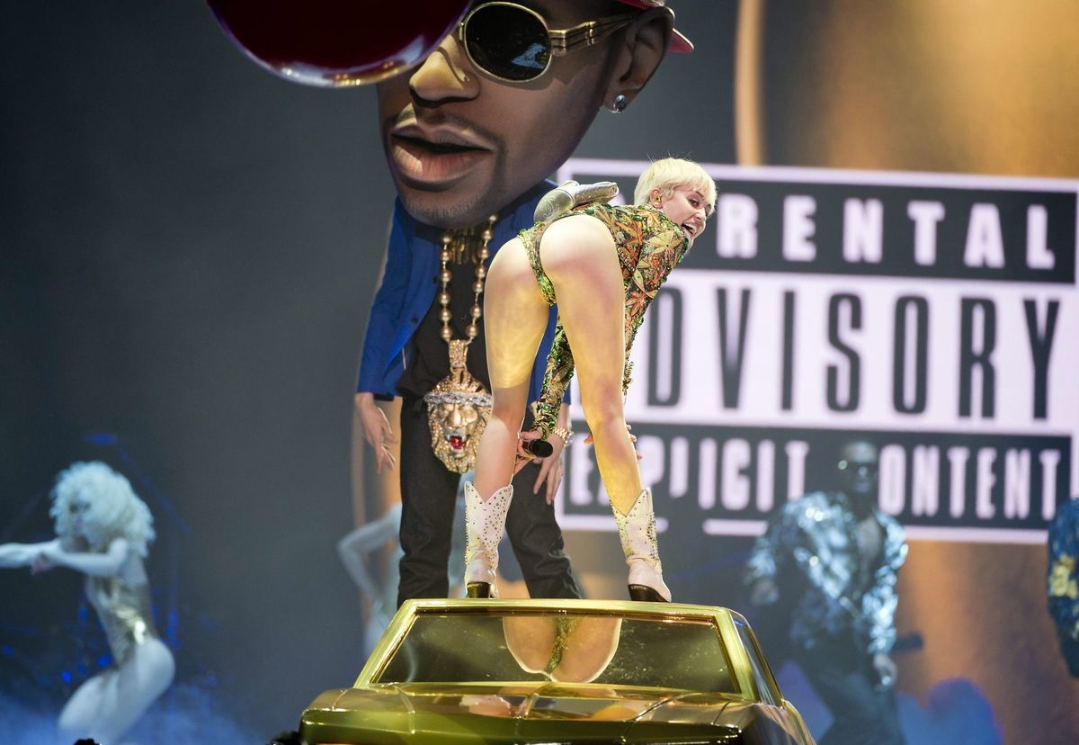 Americká speváčka Miley Cyrus počas koncertného...