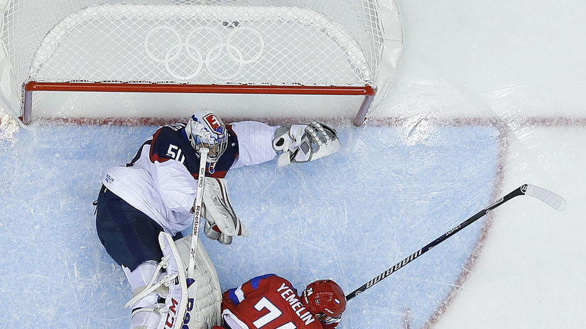 Slovenský brankár Ján Laco atakovaný Igorom...