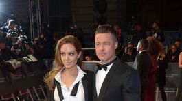 Angelina Jolie (v značke Saint Laurent) a jej partner Brad Pitt