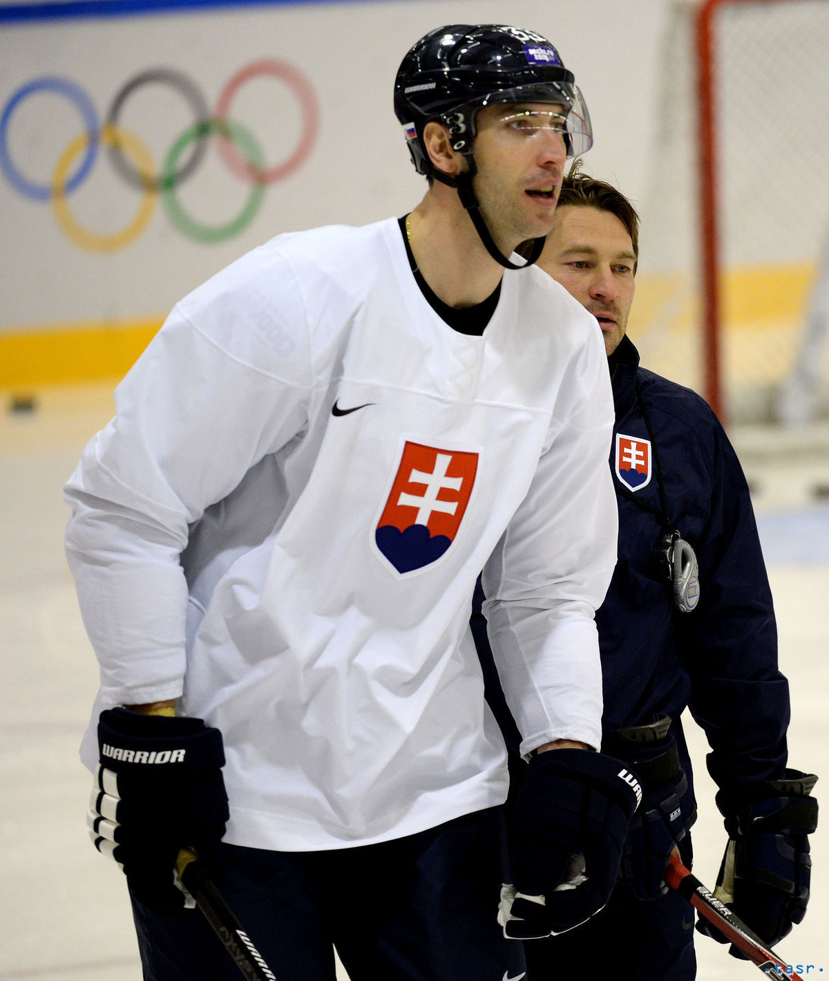 Zdeno Chára počas tréningu v Soči. Za ním je...