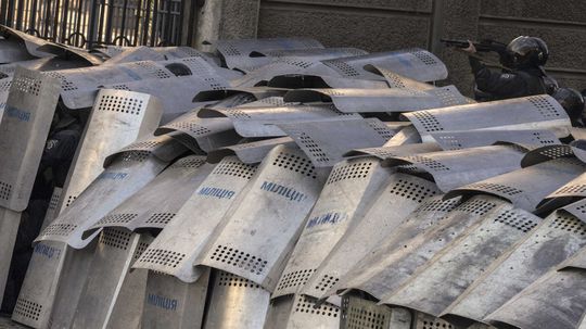 Poriadkové sily ministerstva vnútra sa kryjú...