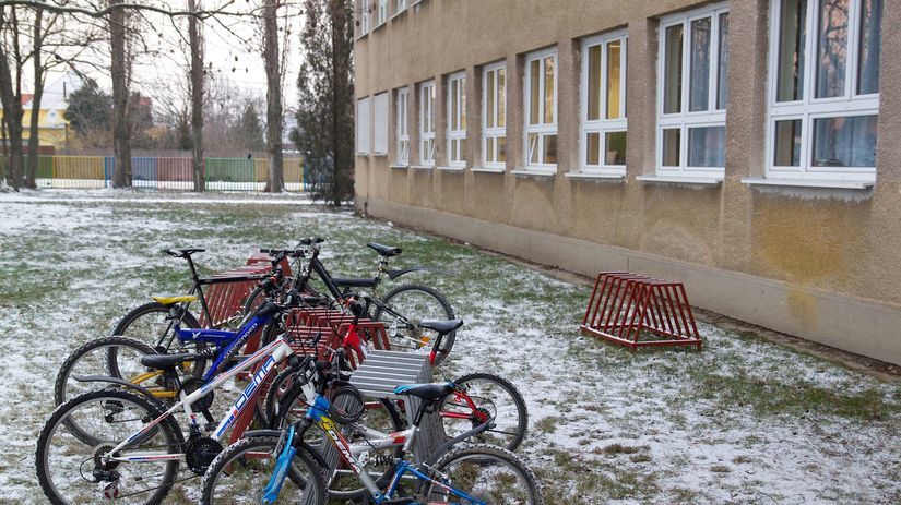 Veľa žiakov jazdí do školy na bicykli. Tie pred...