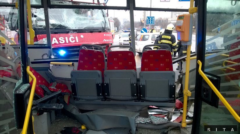 nehoda, autobus MHD a hasičské vozidlo