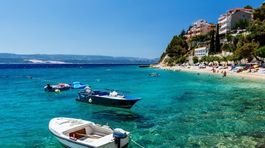 VIDEO: Pláže v Chorvátsku, kde dovolenkujú Slováci, zničil vietor. Pozrite si zábery