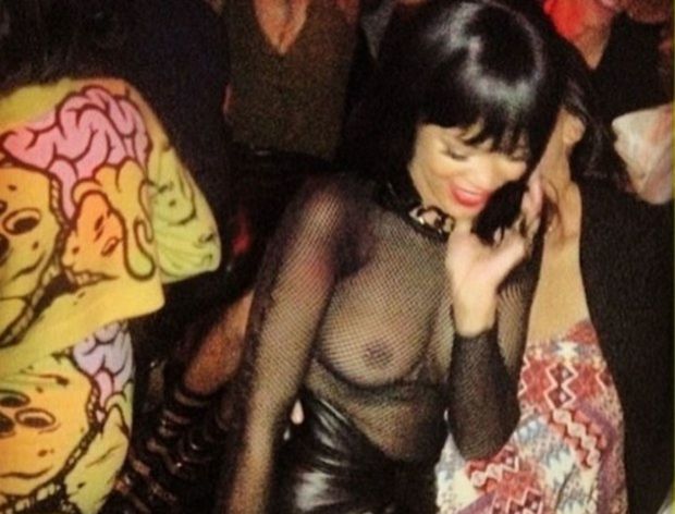 Speváčka Rihanna na párty značky Balmain, kde...