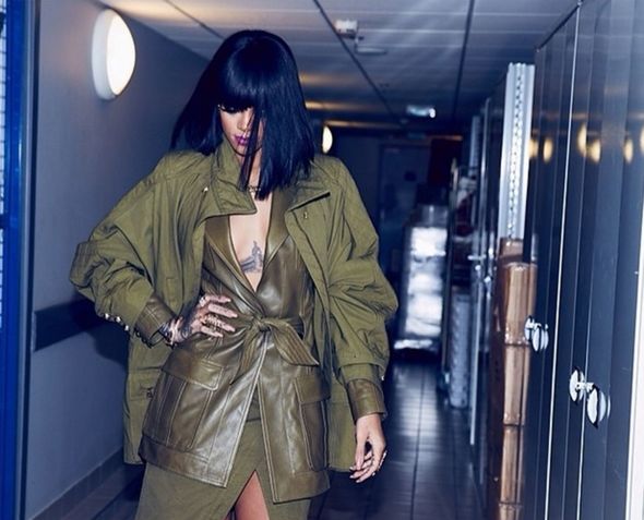 Speváčka Rihanna vyráža na prehliadku Balmain v...