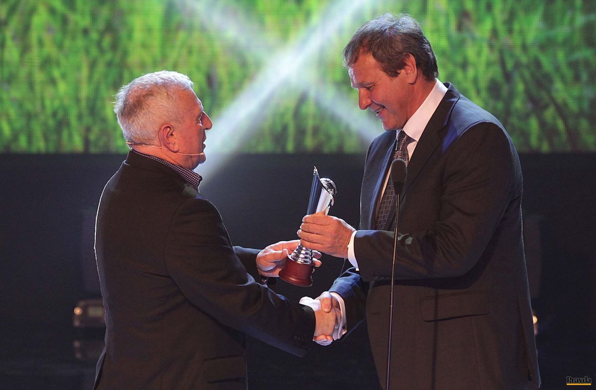 Najlepšiemu trénerovi Jánovi Kozákovi (vpravo)...