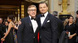 Herec Leonardo DiCaprio (vpravo) a jeho kolega z filmu Nespútaný Django Christoph Waltz.