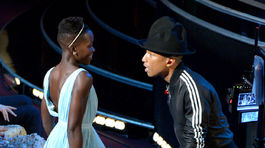 Herečka Lupita Nyong'o tancuje so spevákom Pharrellom Williamsom.