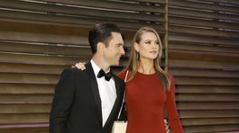 Hudobník Adam Levine (L) a jeho snúbenica - modelka Behati Prinsloo.