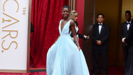 Kenská herečka Lupita Nyong'o v róbe Prada,...