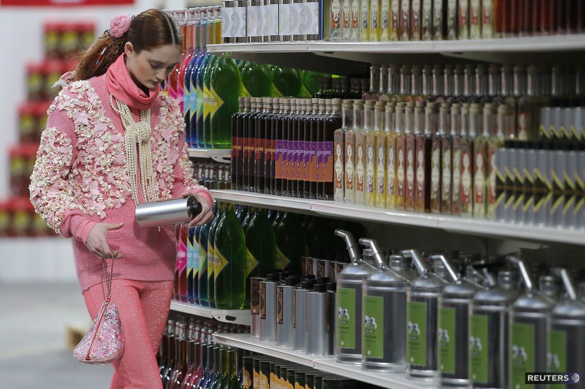 Modelky počas prehliadky Chanel, ktorá sa...