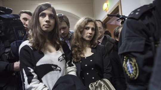 Súdy udelili pokutu dvom aktivistkám formácie Pussy Riot