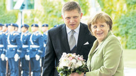 Angela Merkelová v júli 2012 s kyticou od...