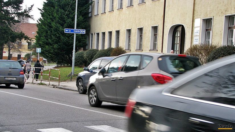 Ďalšie auto zaparkovalo na ceste aj chodníku...