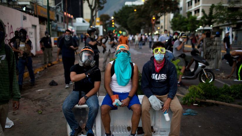 Venezuela, demonštranti, barikády, maskovaní...