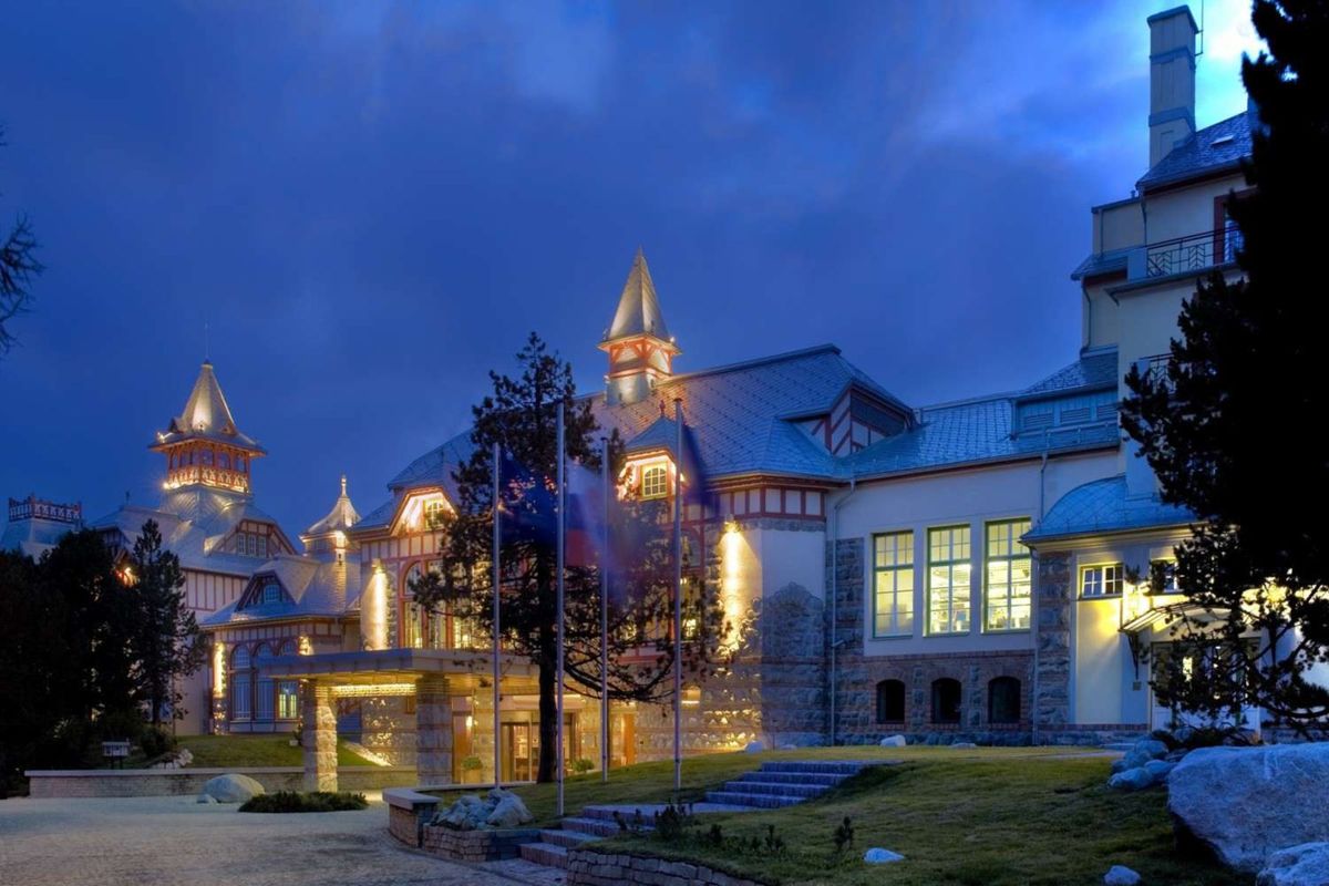 Pohľad na Grand Hotel Kempinski High Tatras.