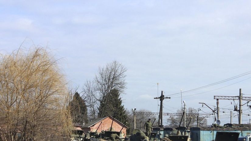Ľahké ruské tanky na snímke z 12. marca v...