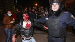 Polícia v Donecku odvádza zraneného demonštranta. 