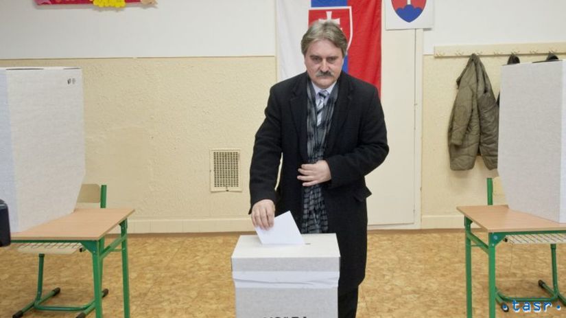 Kandidát na prezidenta Gyula Bárdos si preberá...