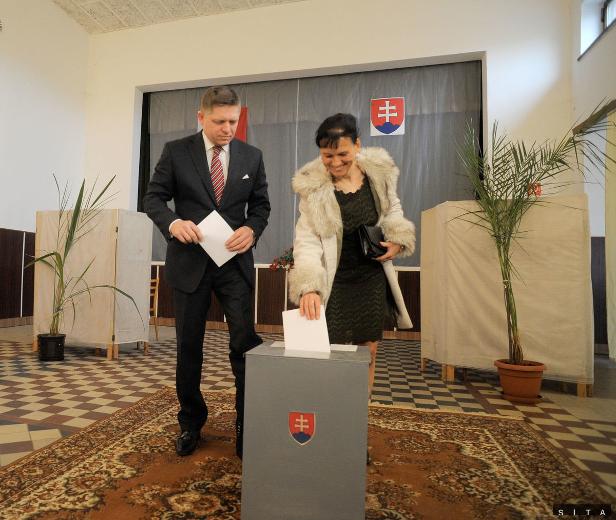 Kandidát na prezidenta Robert Fico s manželkou...