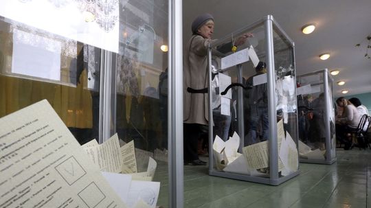 Atmosféra vo volebnej miestnosti na Kryme.