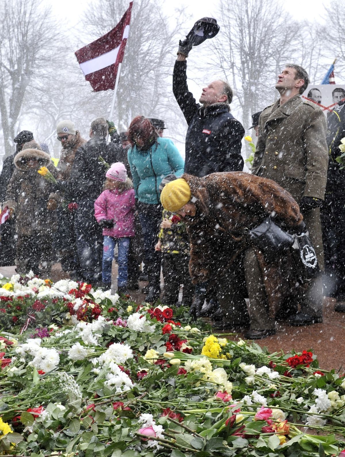 Účastníci pokladali kvety k Pamätníku slobody v...
