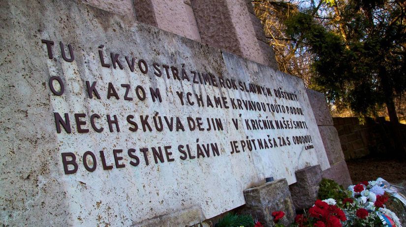 Časti textu chýbajú aj na pamätníku v...