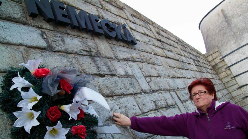 Elena Šarinová ukazuje na miesto pamätníka SNP...