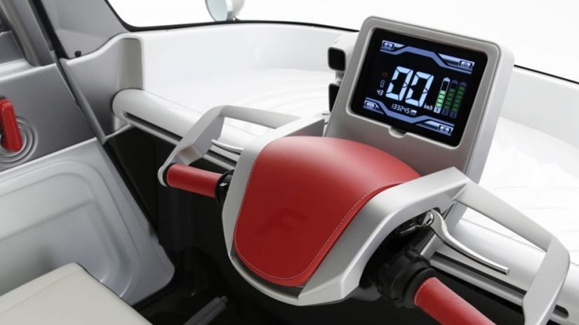 Volant nahradili motocyklové riadidlá.