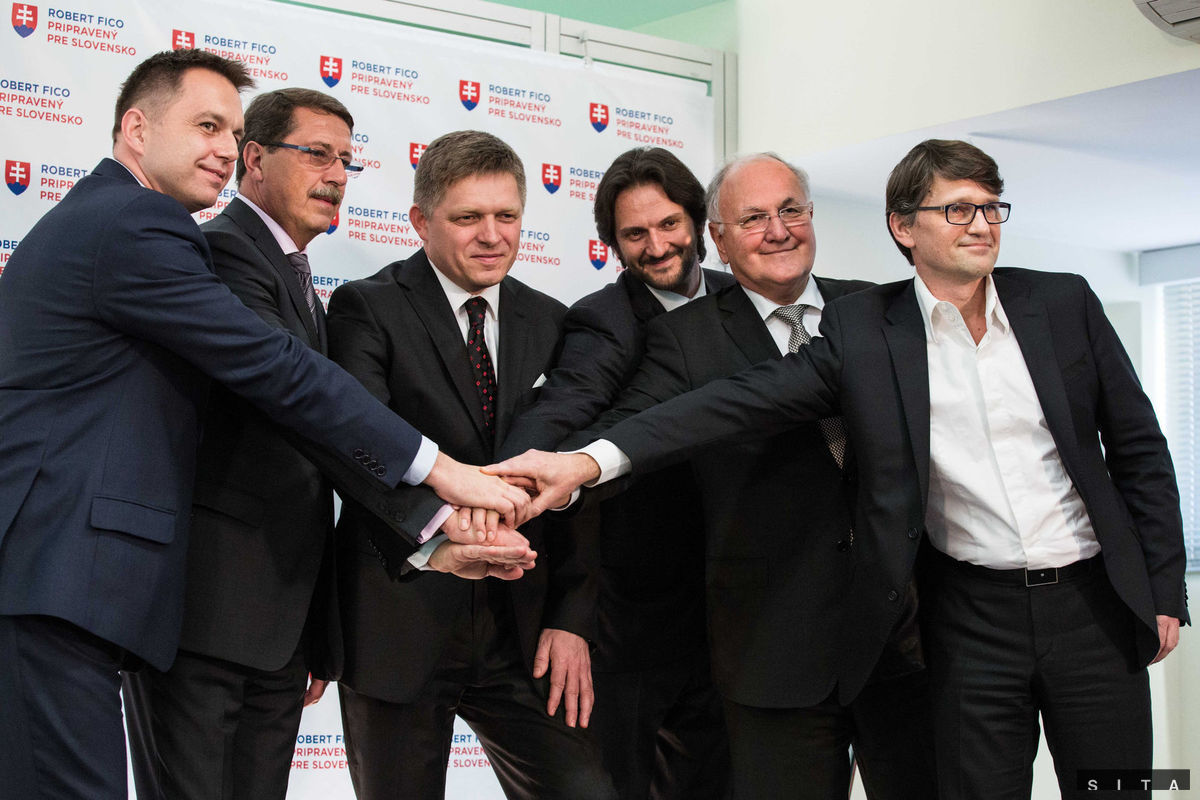 Na snímke sprava podpredsedovia Smeru Marek...