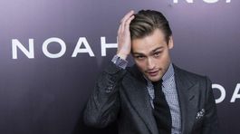 Herec Douglas Booth pózuje fotografom na...