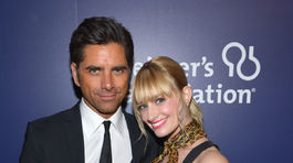 Herec John Stamos s kolegyňou Beth Behrsovou. 
