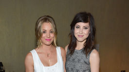 Herečka Kaley Cuoco a jej sestra Briana Cuoco na akcii A Night At Sardi's na podporu Alzheimer's Association.