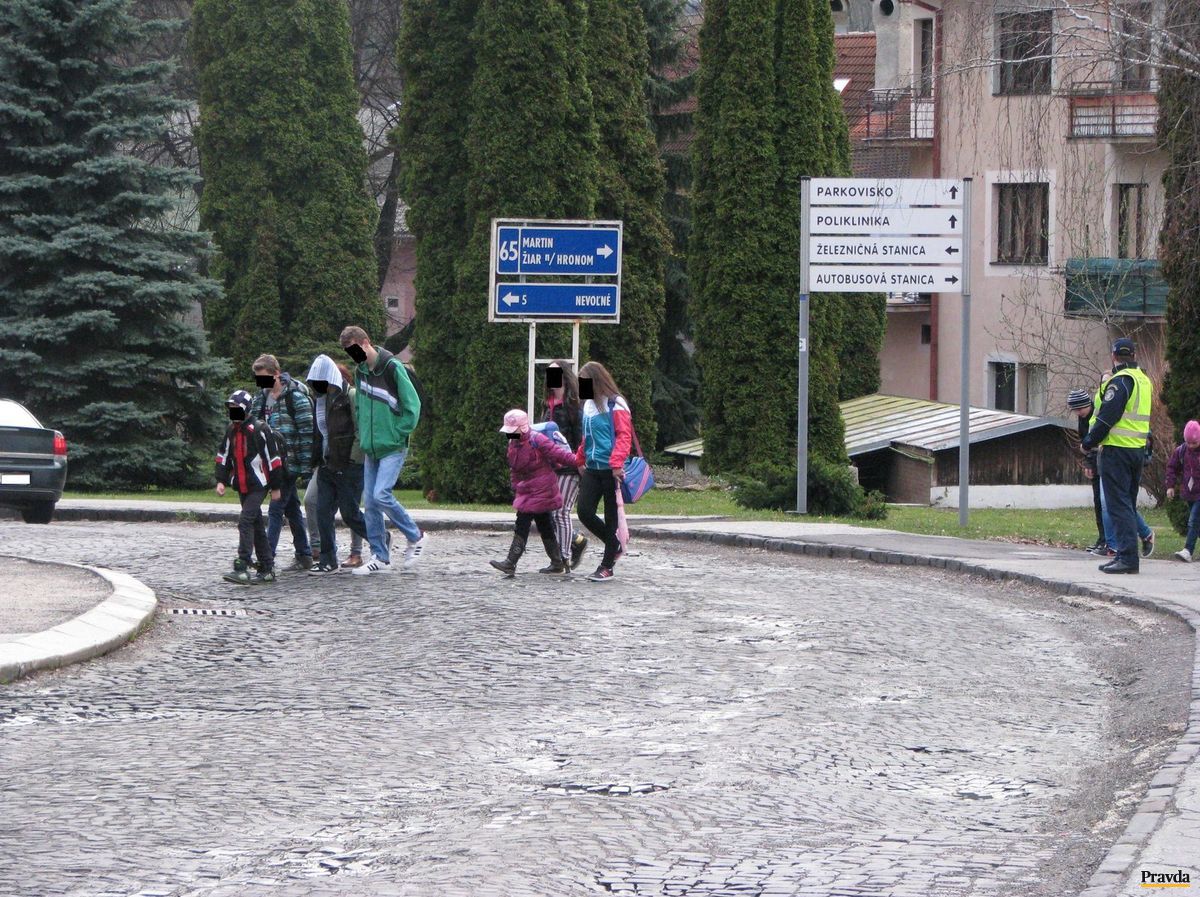 Na miesto, kde prechádzajú deti cez cestu,...