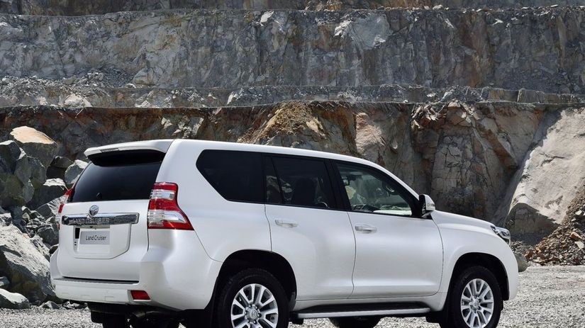 Vzadu spoznáte vynovený Land Cruiser vďaka...