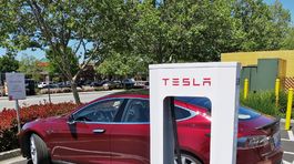 Tesla odrádza zákazníkov od vlastných supernabíjačiek