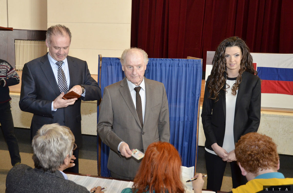 Kandidát na prezidenta Andrej Kiska (vľavo) s...