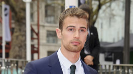 Herec Theo James.