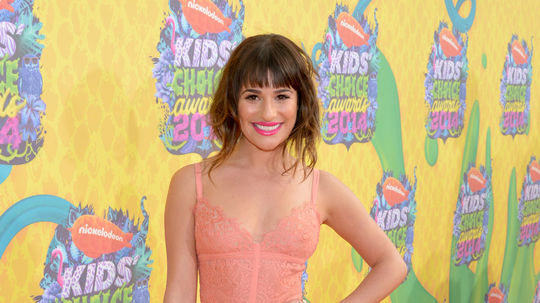 Lea Michele v lososových šatách Elie Saab. 