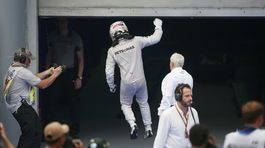 Lewis Hamilton, víťazný skok
