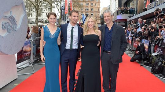 Zľava: herci Shailene Woodley, Theo James, Kate...