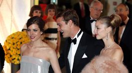Súrodenci Charlotte a Pierre Casiraghi (vľavo a v strede) v spoločnosti Pierrovej priateľky Beatrice Borromeo.